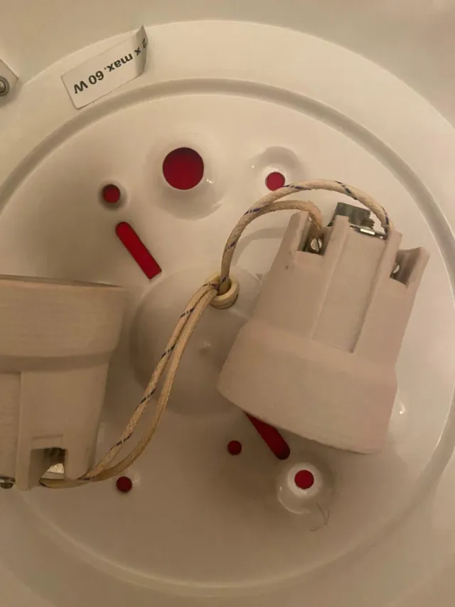 Plafón de cristal con detalles metálicos