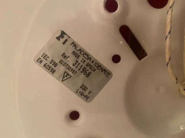 Plafón de cristal con detalles metálicos