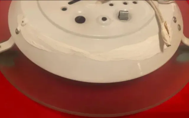 Plafón de cristal con detalles metálicos