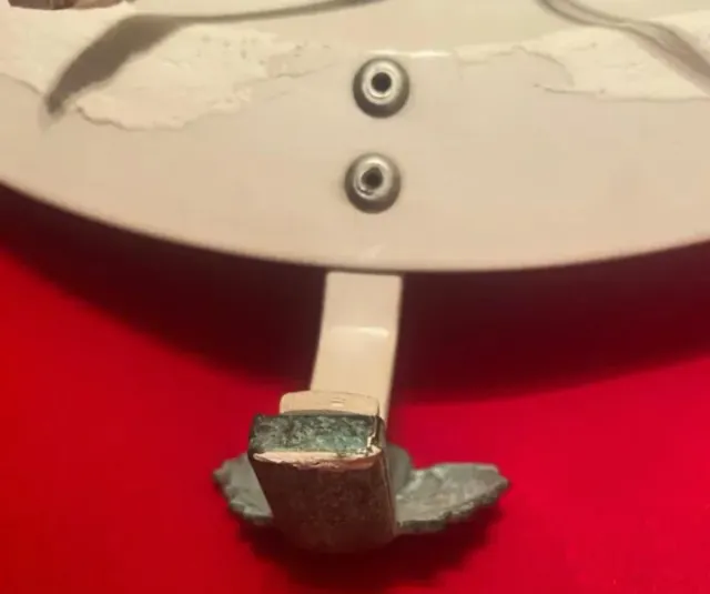 Plafón de cristal con detalles metálicos