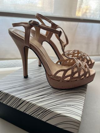 Sandalias de tacón beige y oro