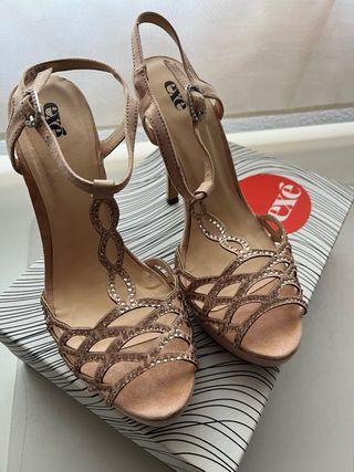 Sandalias de tacón beige y oro