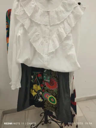 Camisa blanca Desigual con volantes
