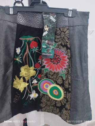 Camisa blanca Desigual con volantes