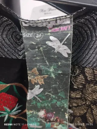 Camisa blanca Desigual con volantes