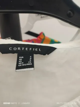 Camisa blanca Desigual con volantes