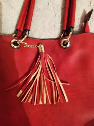 Bolso rojo con tachuelas y flecos