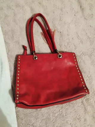 Bolso rojo con tachuelas y flecos