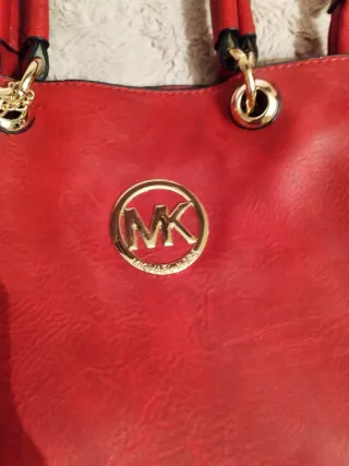 Bolso rojo con tachuelas y flecos