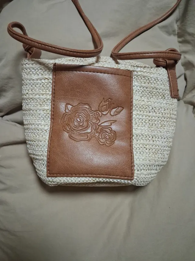 Bolso pequeño rafia con detalle floral