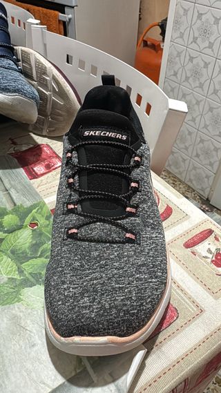 Zapatillas Skechers grises y rosas