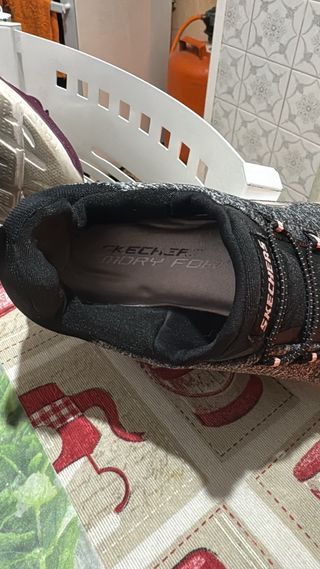 Zapatillas Skechers grises y rosas