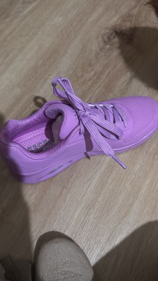 Zapatillas Skechers grises y rosas