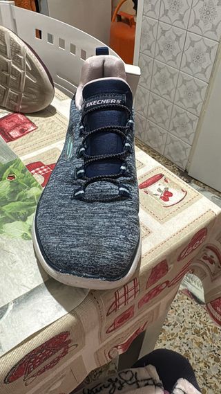 Zapatillas Skechers grises y rosas