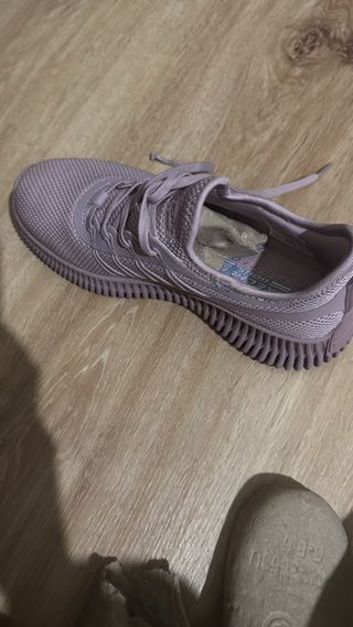 Zapatillas Skechers grises y rosas