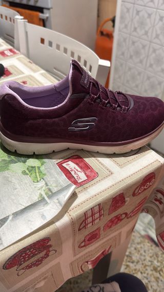Zapatillas Skechers grises y rosas