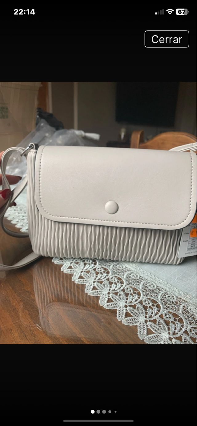 Bolso de hombro gris con pliegues