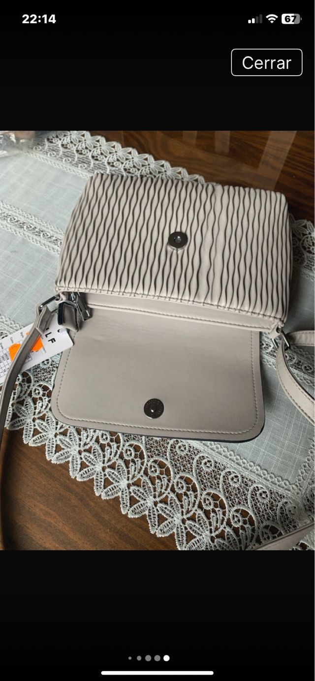 Bolso de hombro gris con pliegues