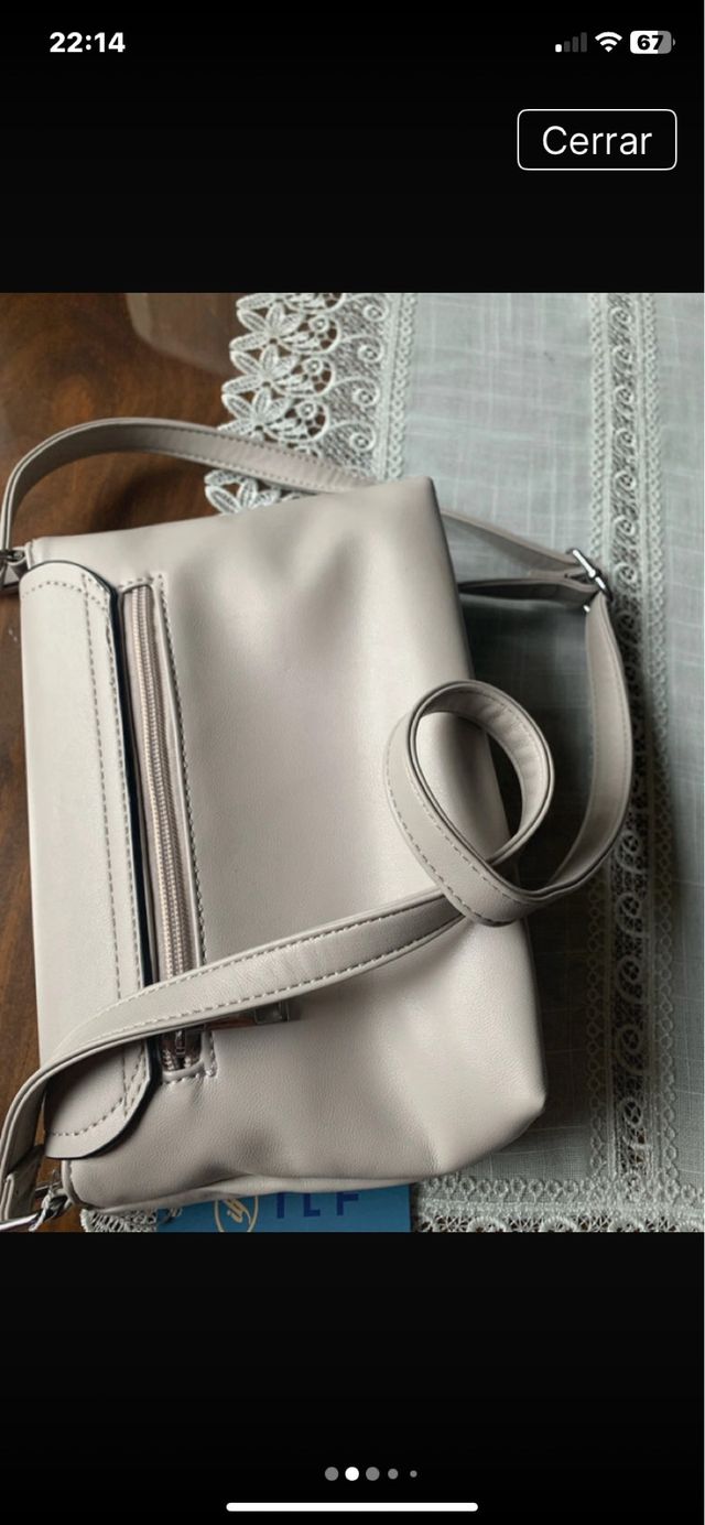 Bolso de hombro gris con pliegues
