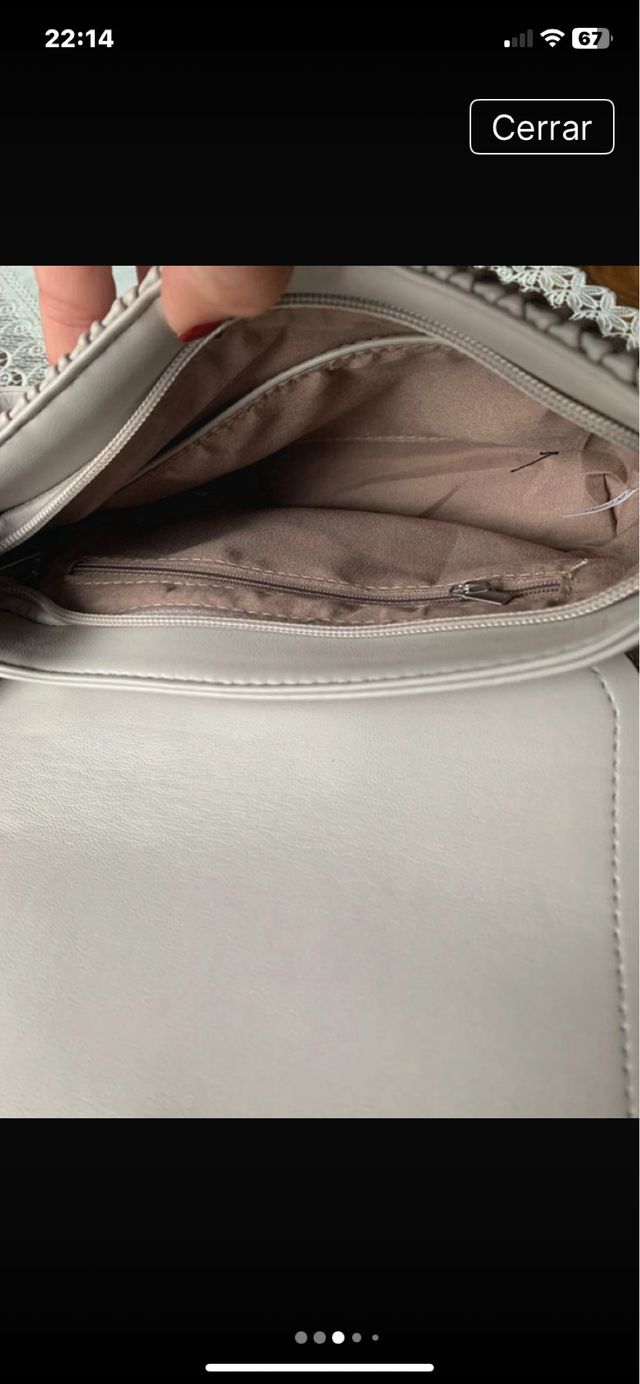 Bolso de hombro gris con pliegues