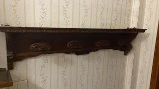 Mensola in legno scuro intagliata