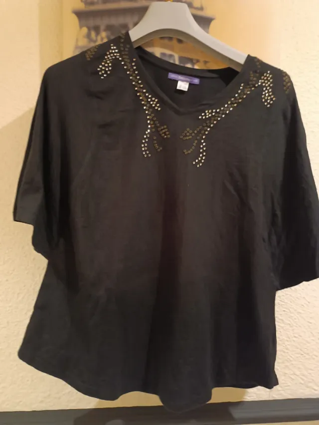 Camiseta negra con adornos dorados