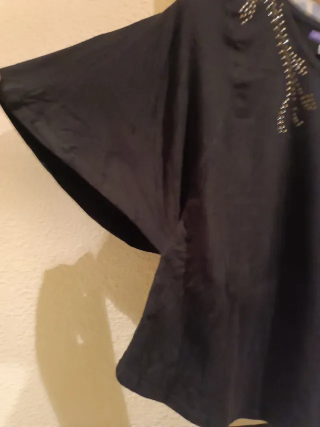 Camiseta negra con adornos dorados