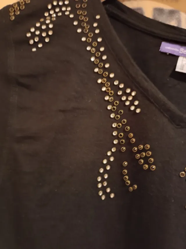 Camiseta negra con adornos dorados