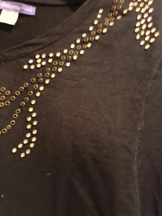 Camiseta negra con adornos dorados