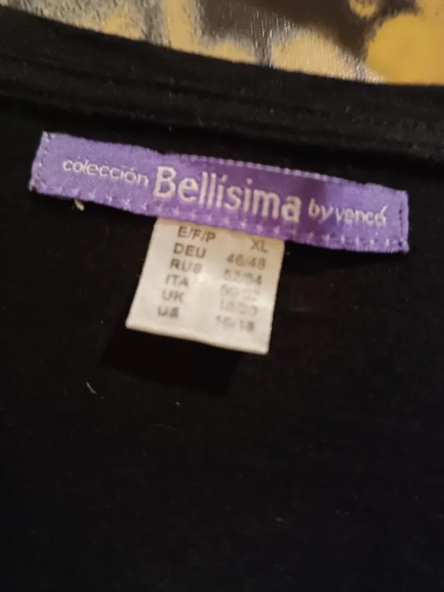 Camiseta negra con adornos dorados