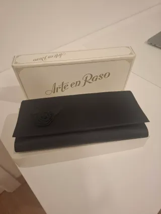 Bolso de mano negro con cadena dorada