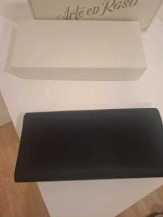 Bolso de mano negro con cadena dorada