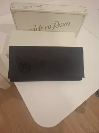 Bolso de mano negro con cadena dorada