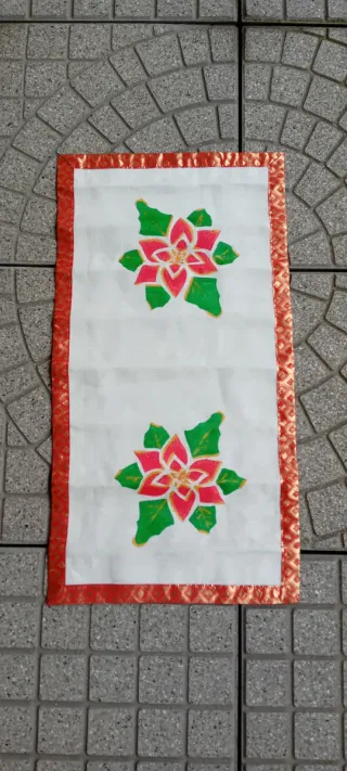 Centrotavola tessuto decorato fiori rossi e verdi