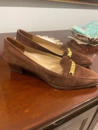 Scarpe scamosciate marroni con dettaglio oro