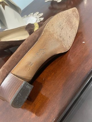 Scarpe scamosciate marroni con dettaglio oro