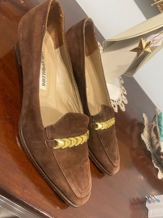 Scarpe scamosciate marroni con dettaglio oro