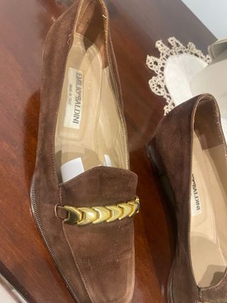 Scarpe scamosciate marroni con dettaglio oro