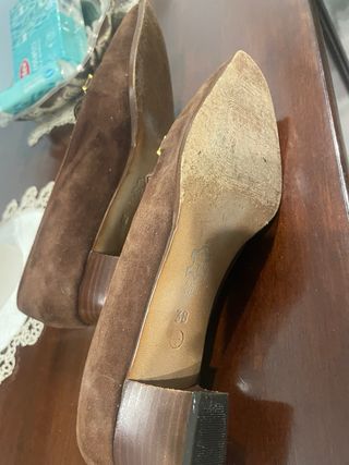 Scarpe scamosciate marroni con dettaglio oro