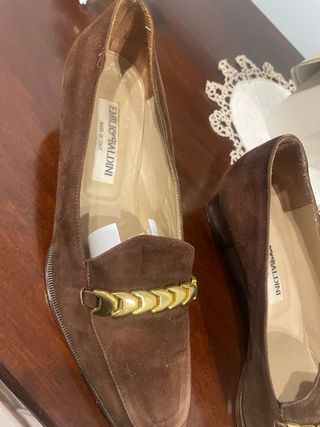 Scarpe scamosciate marroni con dettaglio oro