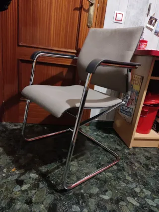 Silla de oficina beige cómoda