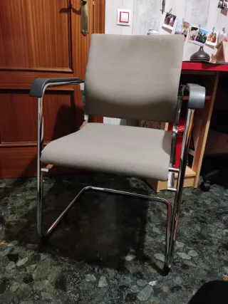 Silla de oficina beige cómoda