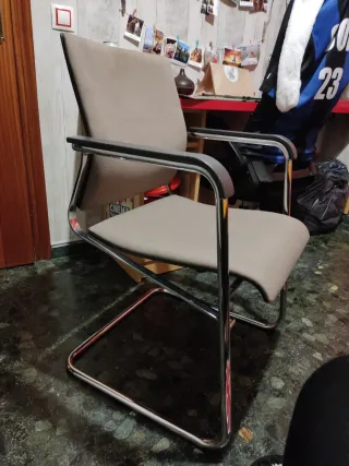 Silla de oficina beige cómoda