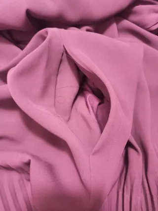 COS vestito plissettato vinaccia