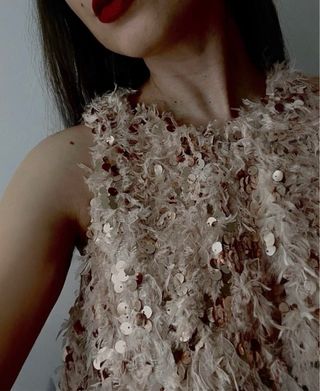 Top lentejuelas plumas