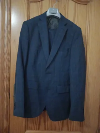 Traje azul grisáceo parte de abajo y americana.