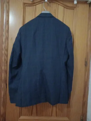 Traje azul grisáceo parte de abajo y americana.