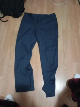 Traje azul grisáceo parte de abajo y americana.