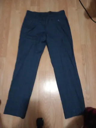 Traje azul grisáceo parte de abajo y americana.