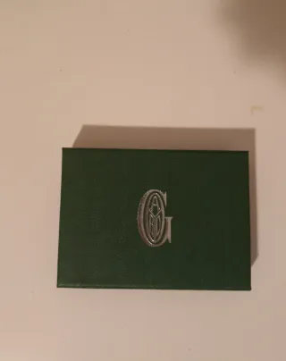 Elegante tarjetero con diseño geométrico